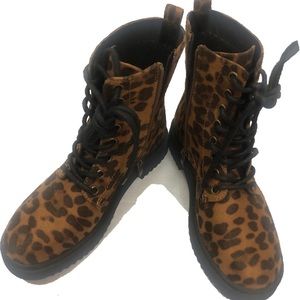 📌Leopard skin print combat boots.